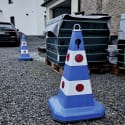 Leitkegel PLASTO 60 cm blau weiß mit großen roten Reflektoren aus Polypropylen auf Kiesboden