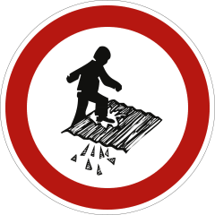 Verbotsschild Betreten der Fläche verboten Durchsturzgefahr mit Symbol einer Person auf brüchigem Untergrund