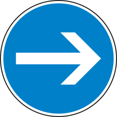 Vorgeschriebene Fahrtrichtung hier rechts Verkehrsschild VZ 211 blaues rundes Schild mit weißem Pfeil nach rechts