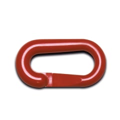 Rotes Kettenglied aus Kunststoff auf weißem Hintergrund