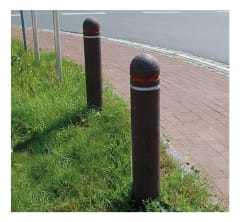 Recycling-Poller Rundpfosten mit Halbkugelkopf und reflektierenden Streifen am Straßenrand