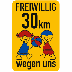 Spielplatzschild mit der Aufschrift Freiwillig 30 km wegen uns, zwei spielende Kinder mit Ball