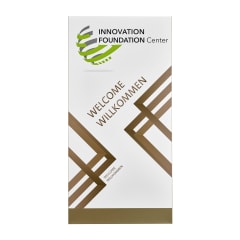 Madrid Bronze Line Außenaufsteller mit Welcome Willkommen Text und Innovation Foundation Center Logo