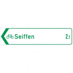 Grünes Radwegschild mit Pfeil und Fahrrad-Symbol, zeigt Richtung Seiffen, Entfernung 2,1 Kilometer