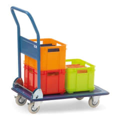 FETRA Ganzstahlwagen 3100 mit blauer Stahlplattform und Griff, beladen mit bunten Kunststoffkisten, Tragkraft 150 bis 250 kg