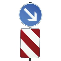 Verkehrsleitsäule Ausführung B mit Alformschild in konvexer Form, blaues Verkehrsschild mit weißem Pfeil nach rechts unten und rot-weiß gestreiftes Warnschild