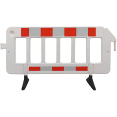 weißes Absperrgitter aus Kunststoff mit roten und grauen Reflexstreifen und drehbaren schwarzen Füßen