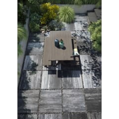 Terrassenplatte Beton Imperial Vero in modernem Garten mit Holztisch und Bänken