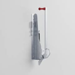 Fahrradaufhängung Bike Lift aus Metall mit rotem Griff an der Wand montiert