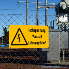 Kombischild Hochspannung! Vorsicht Lebensgefahr!