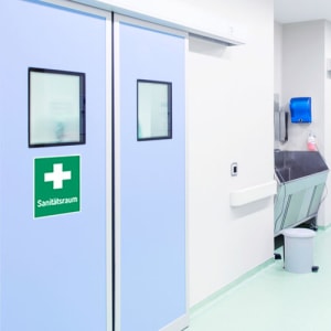 Erste-Hilfe-Station Schild Aus Kunststoff, 200 X 300 Mm, Grün – Nach EN ISO 7010, Mit Klebepads Zur Wandmontage