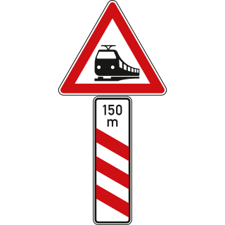 Bahnübergang mit dreistreifiger Bake mit Entfernungsangabe, Aufstellung links - Verkehrsschild VZ 156-21