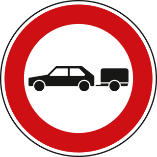 Verbot für Personenkraftwagen mit Anhänger - Verkehrsschild VZ 257-56