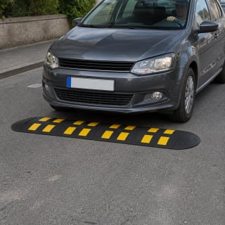 Temposchwelle 50 km/h aus Gummi mit gelben Markierungen, zum Aufdübeln, Tragkraft 23 Tonnen, auf Straße mit grauem Auto