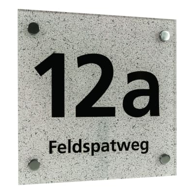 Elegantes Hausnummernschild mit Straßenangabe - Schriftfarbe schwarz Elegantes Hausnummernschild mit Straßenangabe - Schriftfarbe schwarz