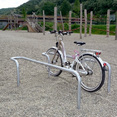 Eleganter Anlehnbügel EGO aus Metall mit Einstellhilfe mit Fahrrad als Beispiel Anlehnbügel EGON aus Stahl