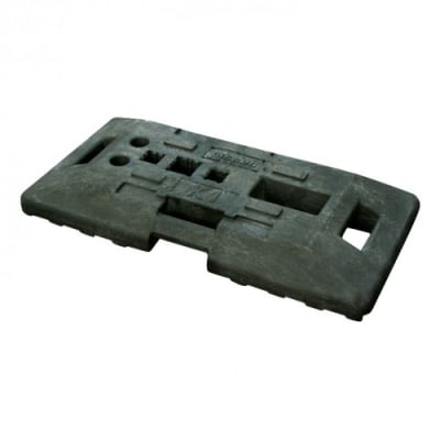 Fußplatte Universal Recycling Schwarze Fußplatte aus 100 % Recyclingmaterial mit 40 x 40 mm / 60 x 60 mm / 42 mm Öffnungen und 2 Handgriffen