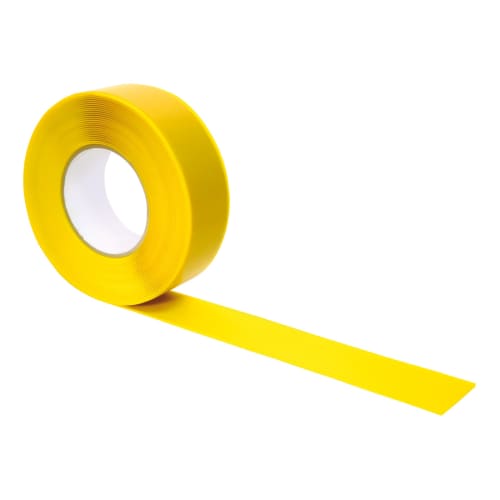 Gelbes Bodenmarkierungsband aus Metall auf weißem Hintergrund