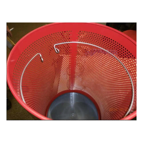 Müllbeutel Ringhalterung aus Metall im roten Lochabfallbehälter SARAH