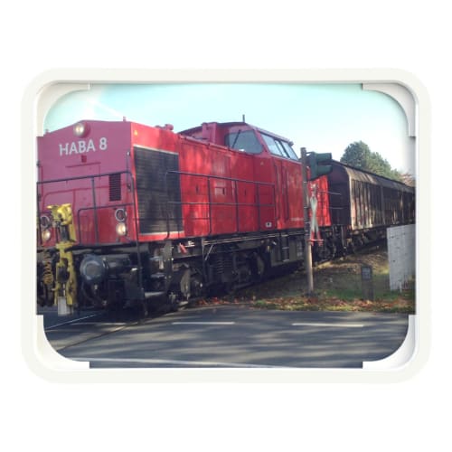 Mehrzweckspiegel EUVEX zur Überprüfung von zwei Richtungen mit rotem Zug und Bahnübergang