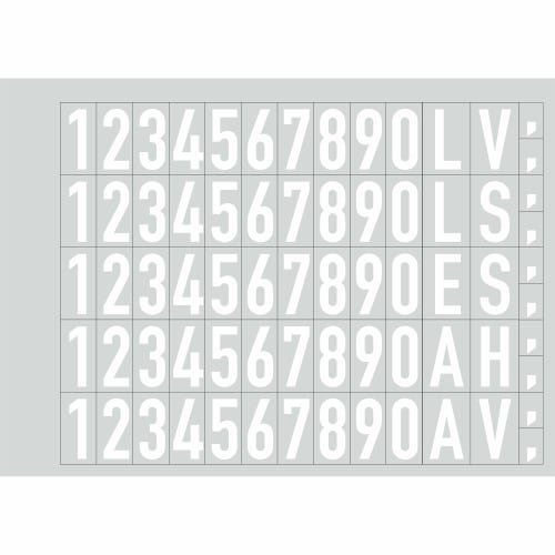 Weiße Folienziffern und -buchstaben zur individuellen Beschriftung von Hydrantenschildern, verschiedene Zahlen und Buchstaben auf grauem Hintergrund