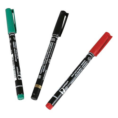 Drei Faserschreiber in den Farben grün, schwarz und rot mit schwarzem Schaft und Clip