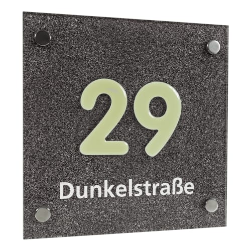 Elegantes Hausnummernschild mit langnachleuchtender Hausnummer 29 und Straßenangabe Dunkelstraße auf dunklem Hintergrund