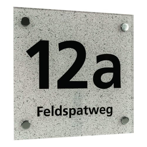 Elegantes Hausnummernschild mit der Nummer 12a und der Straßenangabe Feldspatweg in schwarzer Schrift auf hellem Hintergrund