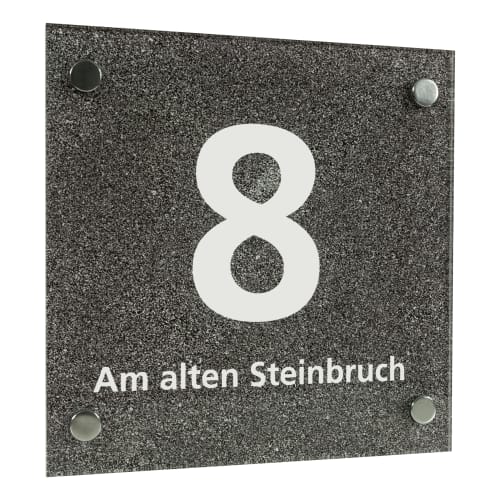 Elegantes Hausnummernschild mit der Nummer 8 und der Straßenangabe Am alten Steinbruch in weißer Schrift auf dunklem Hintergrund