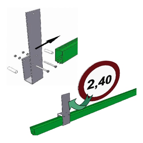 Schildhalter für Höhenbegrenzungssperre aus Metall zur Befestigung eines Verkehrsschildes an einer grünen Höhenbegrenzungssperre