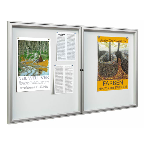 Schaukasten Reference VITINCOM mit zwei Glastüren, links mit Plakaten und Texten, rechts mit Andy Goldworthy Farben Plakat