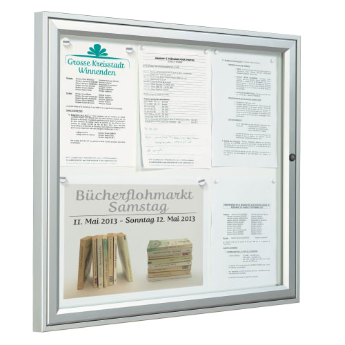 Schaukasten TRADITION VITINCOM mit mehreren Aushangzetteln und Ankündigung Bücherflohmarkt Mai 2013