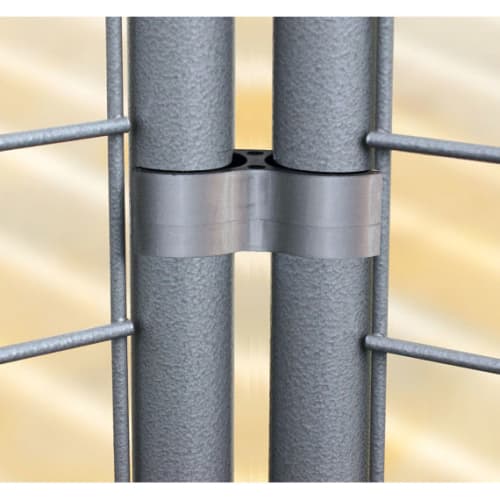 Montageclips zur Befestigung von Ausstellungsgittern an Metallrohren in grauer Farbe