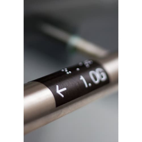 Handlaufschild aus Hochleistungsfolie mit Pfeil und 1. OG Beschriftung auf Edelstahlhandlauf