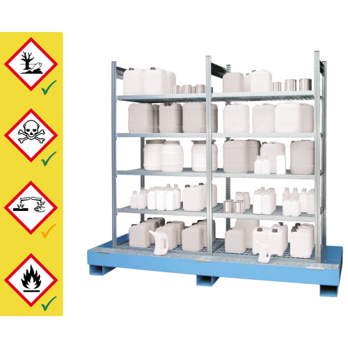 Gefahrstoffregal für Kleingebinde mit Standwanne aus Metall, gefüllt mit verschiedenen chemischen Behältern und Kanistern