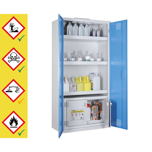 Chemikalien- und Giftschrank mit blauen Türen geöffnet, gefüllt mit verschiedenen Chemikalienflaschen und Sicherheitsbox unten