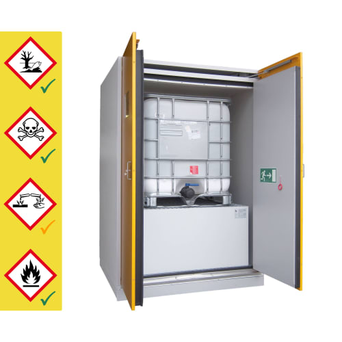 Sicherheits-Schrank für Großgebinde oder Fässer mit großem Auffangvolumen, geöffnet mit einem IBC-Container innen, gelb-grauer Schrank mit Gefahrstoffsymbolen links