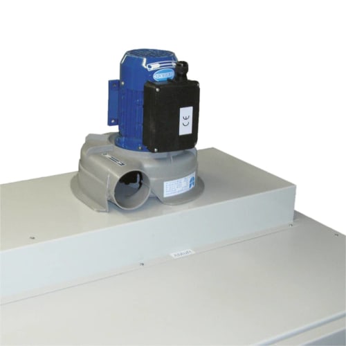 Abluftventilator für Sicherheits- und Gefahrstofflagerschrank, saugseitig angeschlossen, blau-grauer Ventilator auf grauem Gehäuse