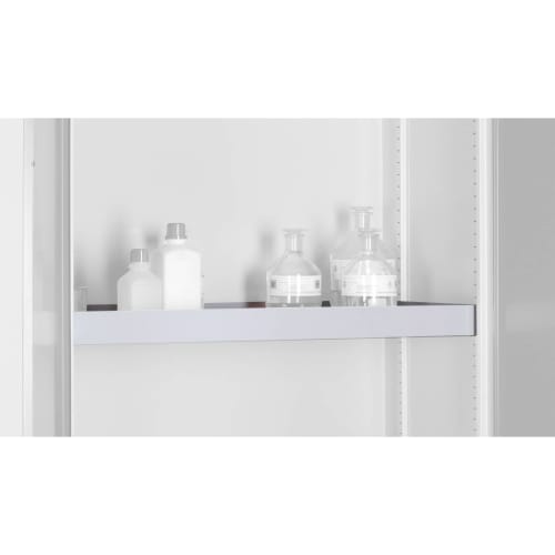 Einlegewanne für Chemikalien- und Giftschrank mit verschiedenen Chemikalienflaschen