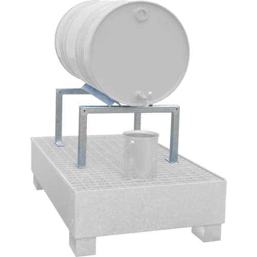 Fassbock aus Stahl mit 60-Liter Fass auf Auffangwanne und Metallkanne