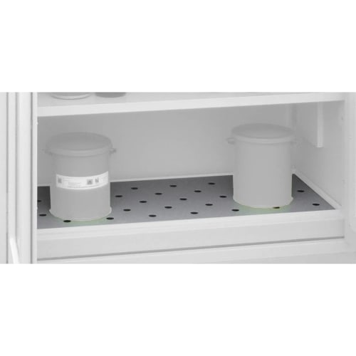 Lochblechabdeckung für Auffangwanne in einem Chemikalien- und Giftschrank mit zwei Behältern