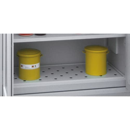 Lochblechabdeckung für Auffangwanne in Sicherheitsbox mit zwei gelben Chemikalienbehältern