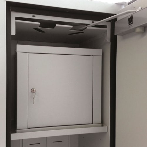 Schließfach für storeLAB Chemikalien- und Giftschrank mit Schlüssel in geschlossenem Zustand