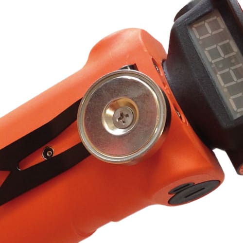 Magnet für Industrieleuchte ADALIT IL-300 und ADALIT L-3000 / L-3000 POWER in Nahaufnahme mit orangefarbenem Gehäuse und digitalem Display