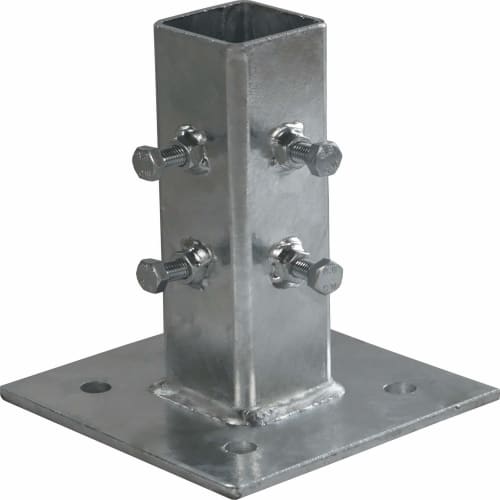 Metall Adapter für Beton-Aufstellvorrichtung mit Schrauben und quadratischer Grundplatte