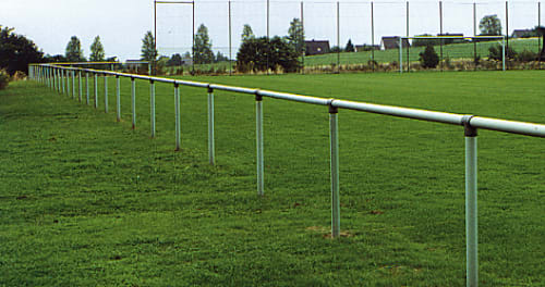 Barrierengitter-System mit Ø 60 mm Rohr auf einem Sportplatz