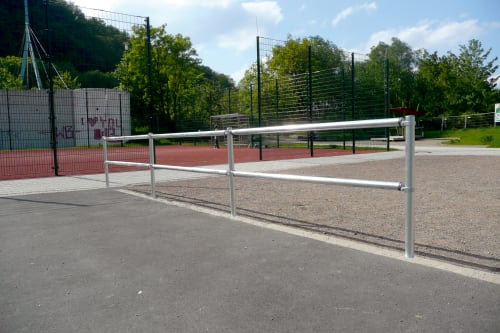 Verkehrsschutzgeländer-System aus Metallrohren mit Ø 60 mm, installiert an einem Sportplatz