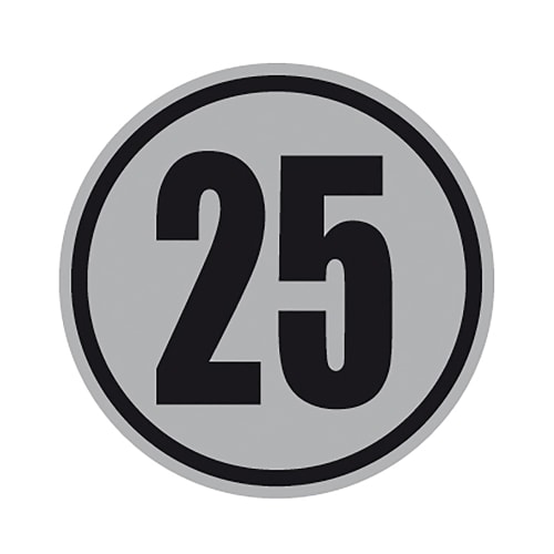 Rundes Geschwindigkeitsschild mit der Zahl 25 in Schwarz auf grauem Hintergrund