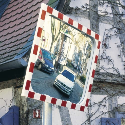Verkehrsspiegel DIAMOND mit rot-weiß kariertem Rahmen zur Überprüfung von zwei Richtungen an einer Straßenecke mit geparkten Autos