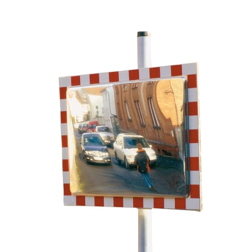 Verkehrsspiegel DURABEL aus Edelstahl mit rotem und weißem Rand, der eine Straße mit Autos und einem Fußgänger in zwei Richtungen zeigt